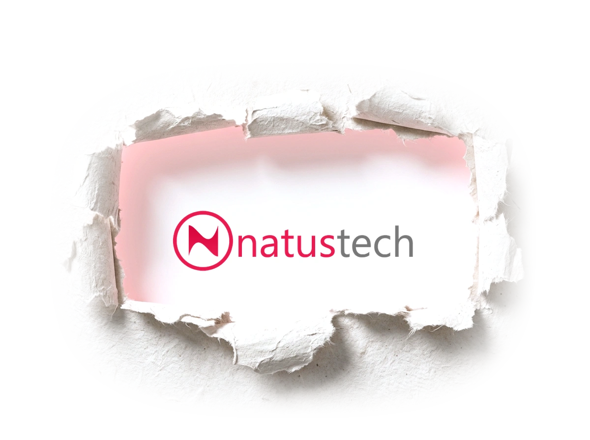Yırtılmış beyaz dokulu kağıt penceresi arkasından açığa çıkan Natustech logosu